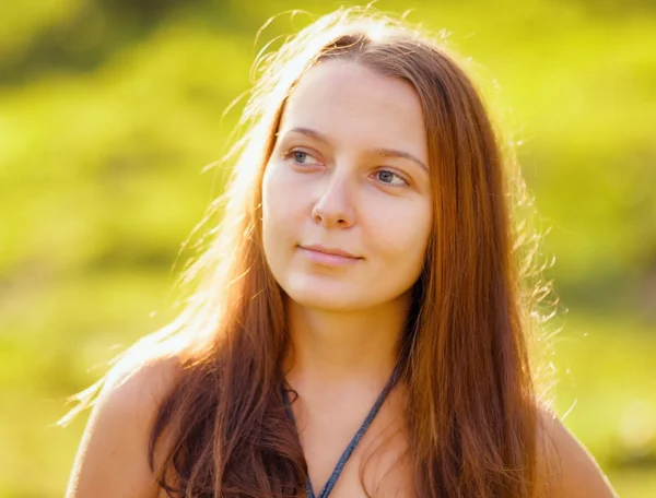 Egy fiatal, gyönyörű nő portréja a szabadban — Stock Fotó