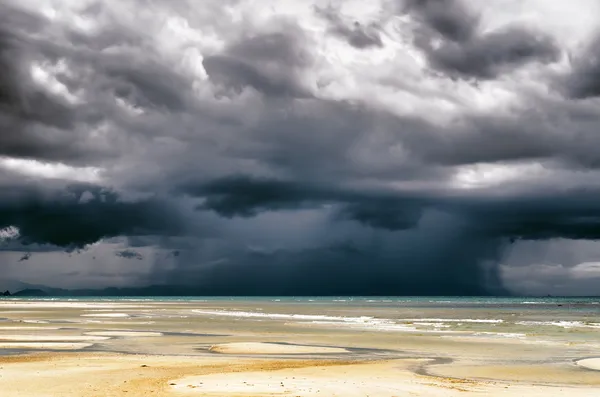 Céu tempestuoso e praia na maré baixa — Fotografia de Stock