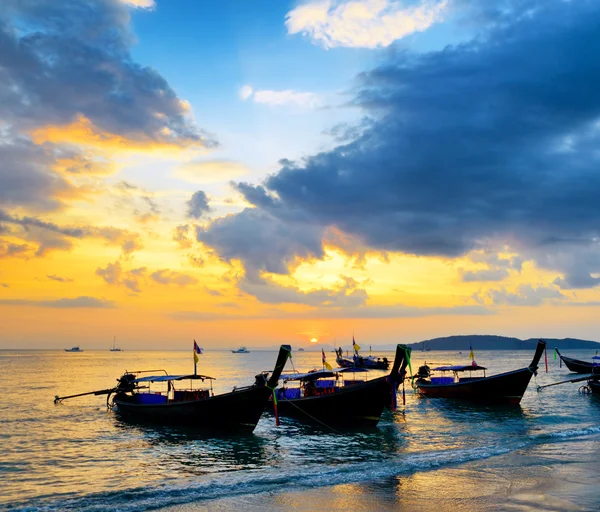 Traditionelle thailändische Boote am Strand bei Sonnenuntergang — Stockfoto