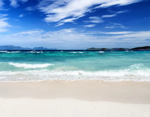 Spiaggia di sabbia bianca e cielo blu — Foto Stock