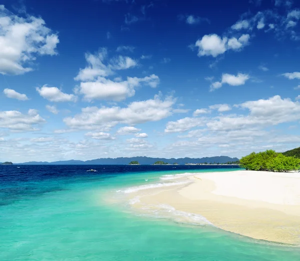 Spiaggia di sabbia bianca e cielo blu — Foto Stock