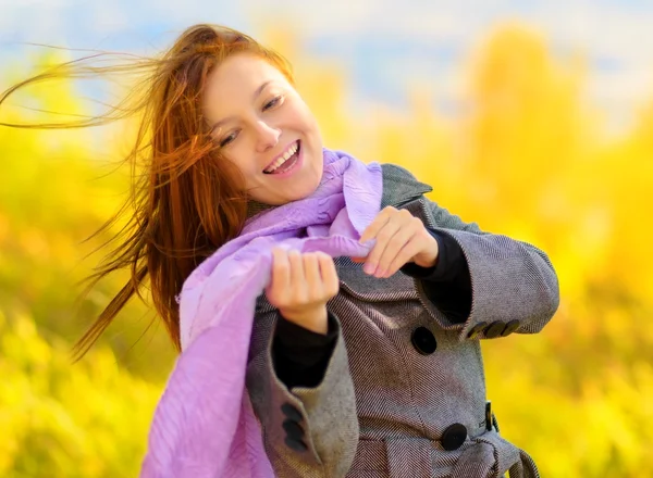 Mujer joven en el parque de otoño. — Foto de Stock