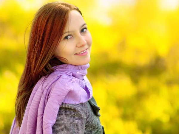 Jonge vrouw in herfst park. — Stockfoto