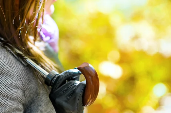 Young woman in autumn park. — Stock Photo, Image