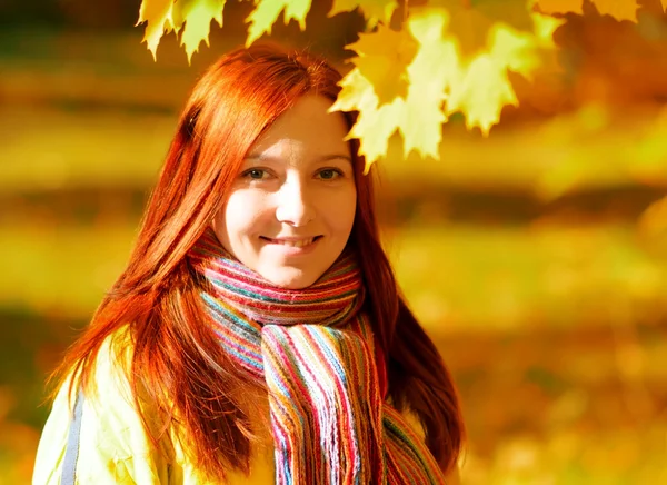 Jonge vrouw in herfst park. — Stockfoto