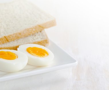 haşlanmış yumurta ve tost beyaz plaka üzerinde
