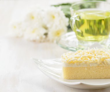 bardak bitkisel çay ve taze kek