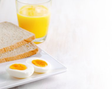 haşlanmış yumurta, tost ve portakal suyu.