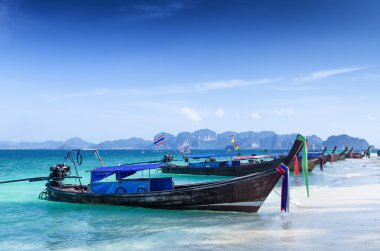 Temiz su ve mavi gökyüzü