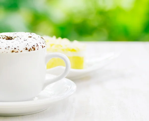 Taza de café y pastel fresco —  Fotos de Stock