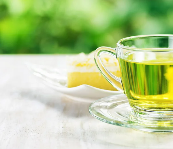 Tasse Kräutertee und frischer Kuchen — Stockfoto