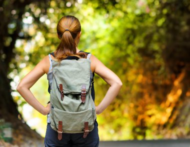 genç kadın sırt çantası ile hiking