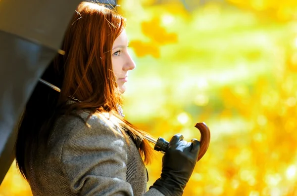 Giovane donna nel parco autunnale. — Foto Stock