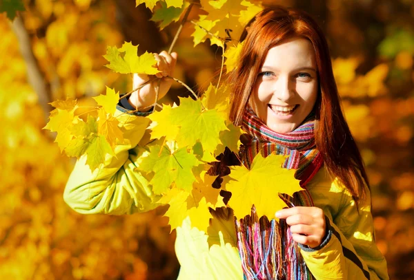 Mujer joven en el parque de otoño. — Foto de Stock