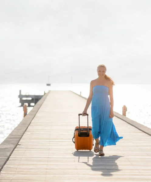 Jeune femme marchant sur jetée en bois — Photo