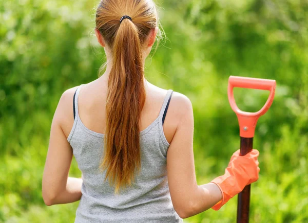 Frau arbeitet im Garten — Stockfoto