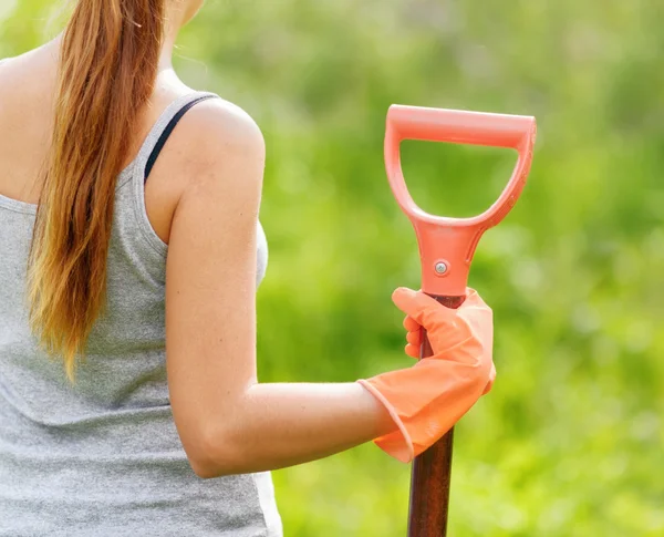 Frau arbeitet im Garten — Stockfoto