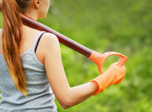 Frau arbeitet im Garten — Stockfoto