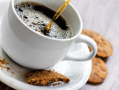 ahşap masa kahve ve yulaf ezmesi kurabiye