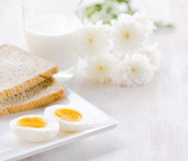 haşlanmış yumurta, tost ve bir bardak süt