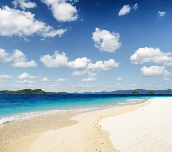 Praia de areia branca e céu azul — Fotografia de Stock