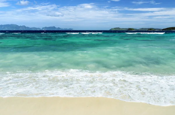 Spiaggia di sabbia bianca e cielo blu — Foto Stock