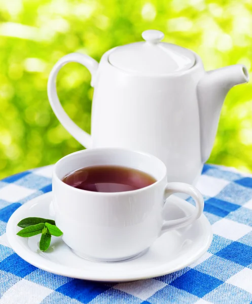 Taza de té sobre fondo natural — Foto de Stock