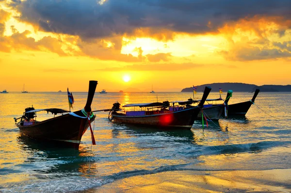 Traditionella thailändska båtar på sunset beach — Stockfoto