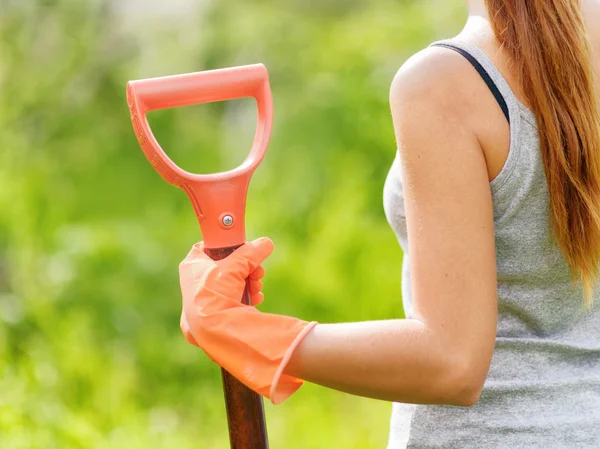 Kobieta pracująca w ogrodzie — Zdjęcie stockowe