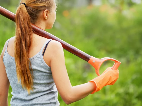 Frau arbeitet im Garten — Stockfoto