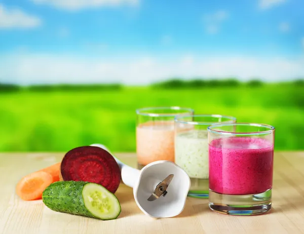 Vegetable smoothie on wooden table on the rural background — Stock Photo, Image