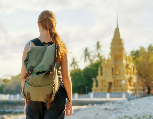 Mujer joven mirando pagoda dorada. Senderismo en Asia —  Fotos de Stock