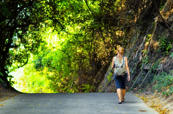 Genç kadın sırt çantası ile hiking — Stok fotoğraf