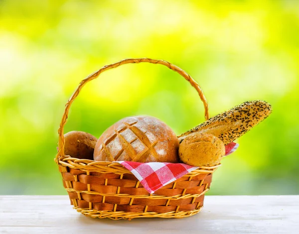 Pan fresco en la canasta sobre fondo natural — Foto de Stock