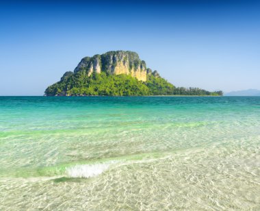 Temiz su ve mavi gökyüzü