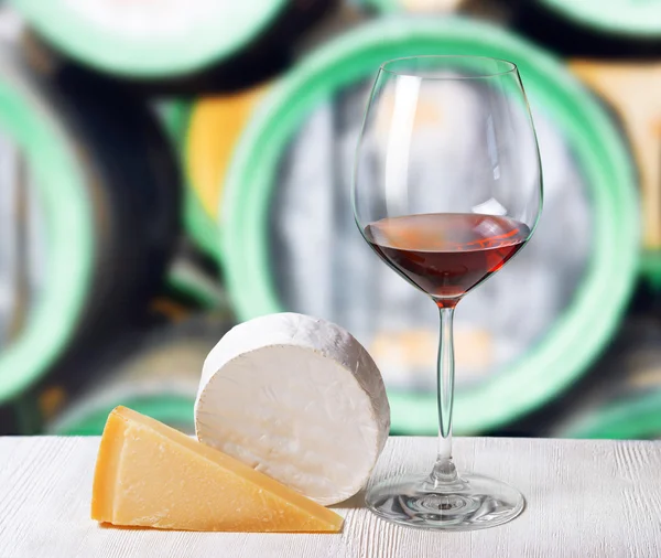 Verre de vin et fromage dans la cave — Photo