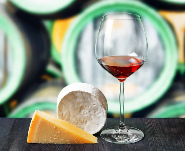 Copa de vino y queso en bodega — Foto de Stock