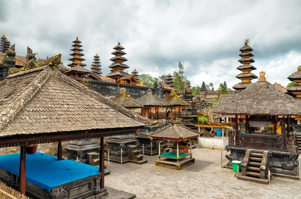 Geleneksel Bali mimarisi. pura besakih Tapınağı — Stok fotoğraf
