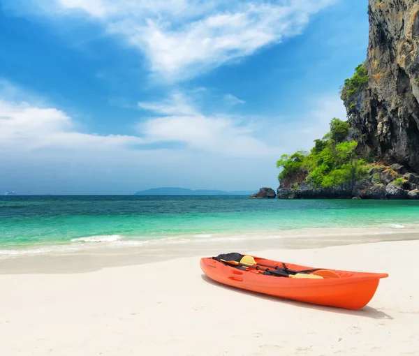 Agua clara y cielo azul. Playa en la provincia de Krabi, Tailandia —  Fotos de Stock