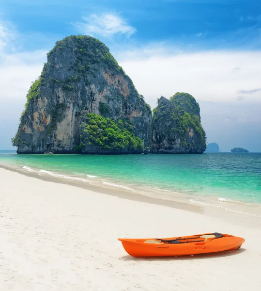 Agua clara y cielo azul. Playa en la provincia de Krabi, Tailandia — Foto de Stock