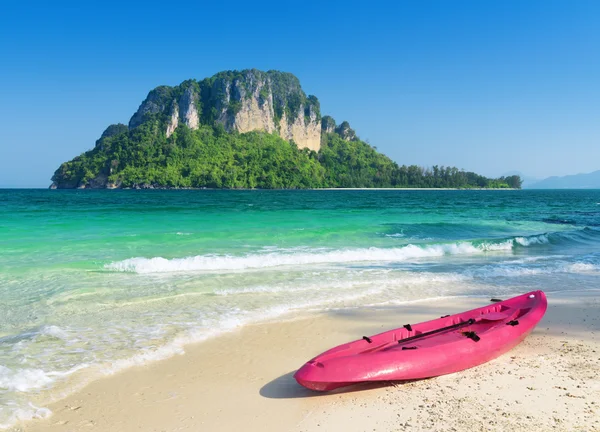 Água limpa e céu azul. Praia na província de Krabi, Tailândia — Fotografia de Stock