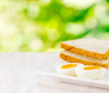 haşlanmış yumurta, tost ve bir bardak süt