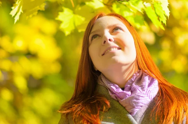 Jonge vrouw in herfst park. — Stockfoto