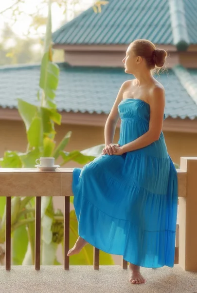 Jeune femme buvant du café sur la terrasse du matin — Photo