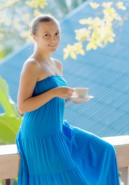 Mujer joven tomando café en la terraza de la mañana —  Fotos de Stock