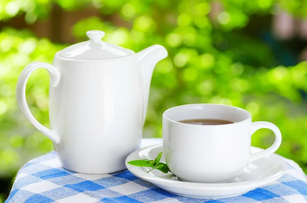 Tasse Tee auf Natur Hintergrund — Stockfoto