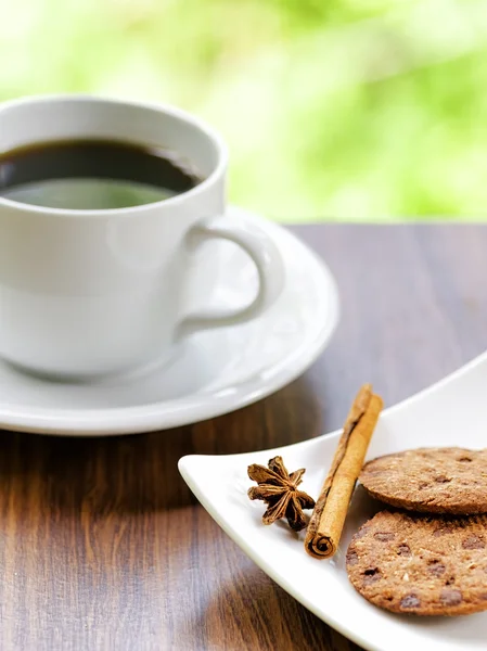 Biscotti di caffè e farina d'avena su sfondo naturale — Foto Stock