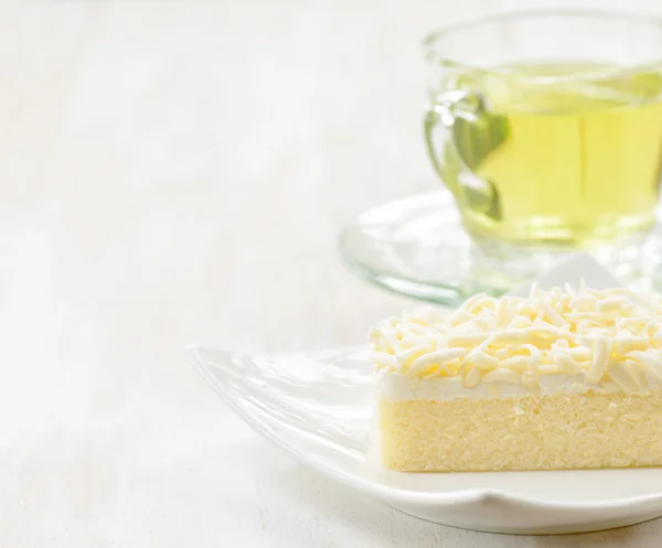 Taza de té de hierbas y pastel fresco — Foto de Stock