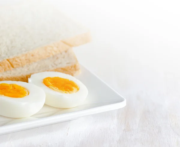 Huevo cocido y tostadas en plato blanco —  Fotos de Stock