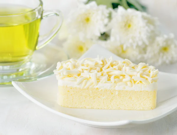 Taza de té de hierbas y pastel fresco — Foto de Stock